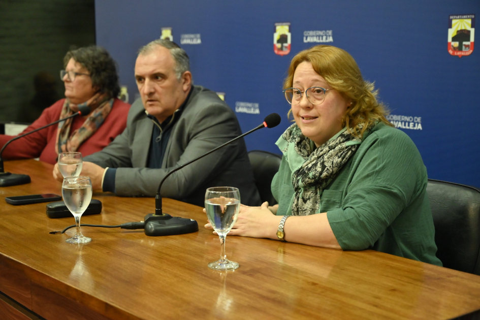 Un intercambio sobre desarrollo se desarrolló en Lavalleja, en el marco de la Semana de la Industria Autoridades, sentadas en una mesa