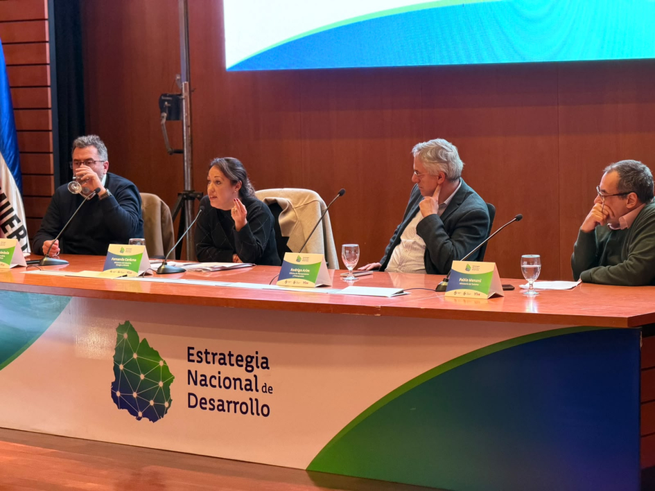 Mesa de autoridades. Arim, Cardona, Carámbula y Menoni, sentados en mesa de autoridades; habla Cardona