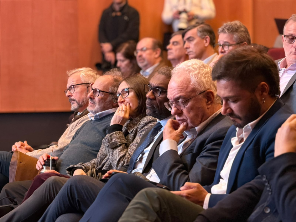 Autoridades participaron del seminario Autoridades, sentadas en primera fila del público