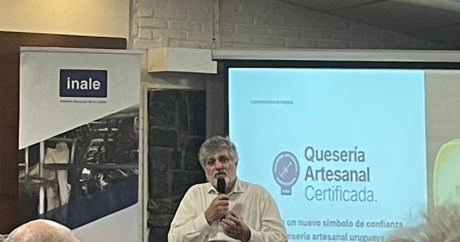 Lanzamiento de la marca Quesería Artesanal Certificada. Foto: DNPI. Un hombre habla con un micrófono