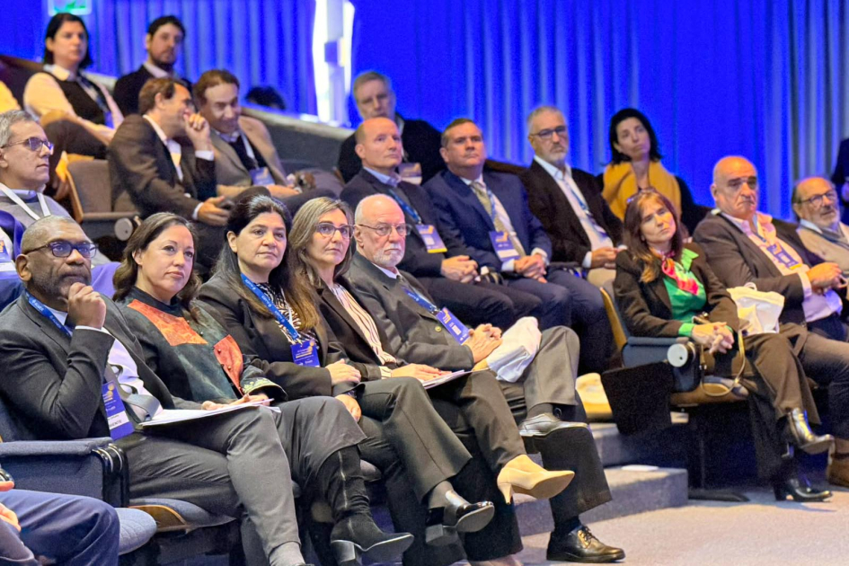 Público, sentado; en primera fila, autoridades