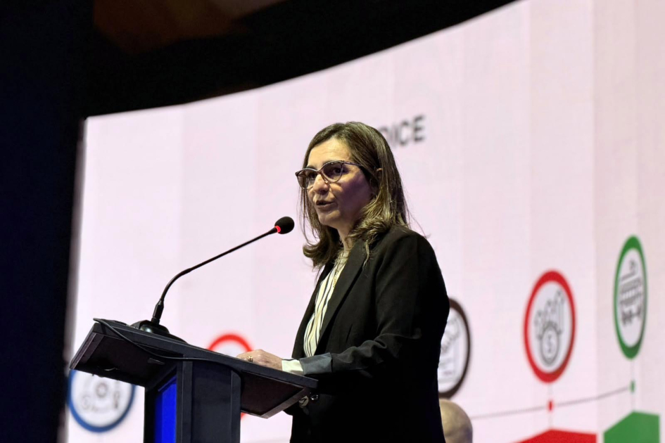 Cabrera habla desde un atril; detrás, pantalla