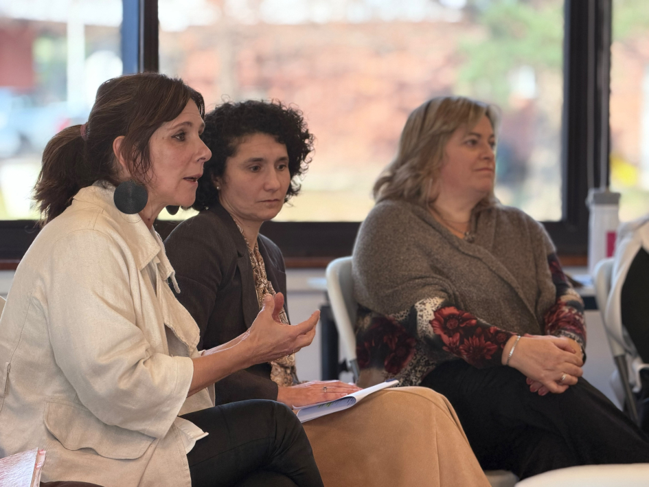 Gabriela Schroeder (MIEM), Laura Vega (PCTP) y Cecilia Negro (UTU) Gabriela Shroeder habla, sentada junto a Laura Vera y Cecilia Negro, que miran al público