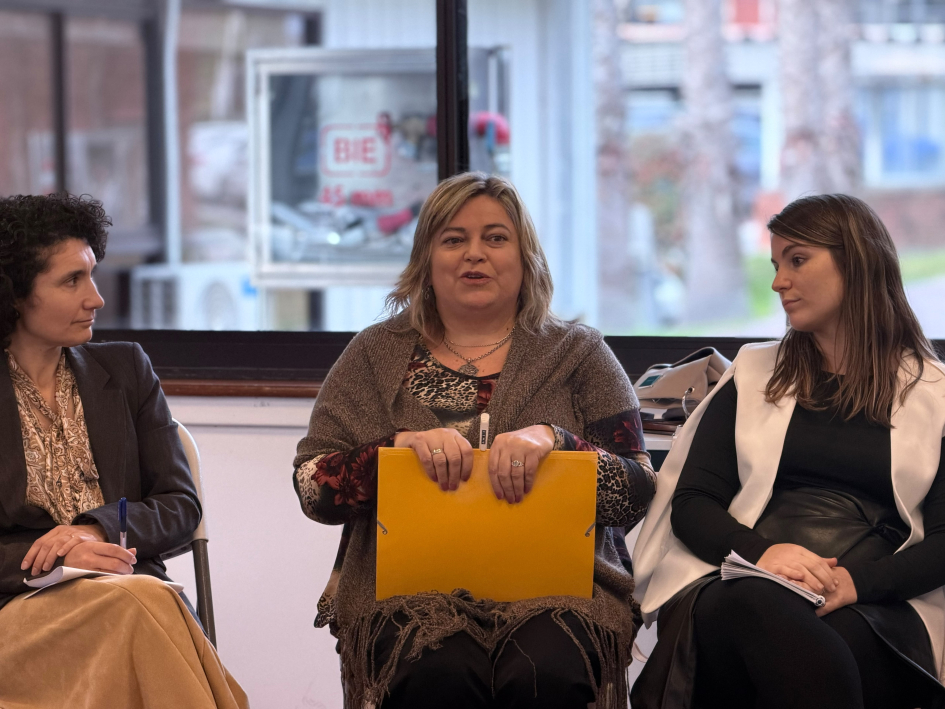 Laura Vera (PCTP), Cecilia Negro (UTU) y Micaela Crespo (CIU) Tres mujeres sentadas: de izquierda a derecha, Laura Vera, Cecilia Negro y Micaela Crespo