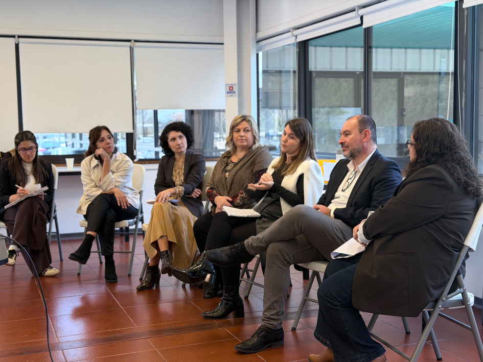 Panel del encuentro Siete personas sentadas en forma de medio círculo