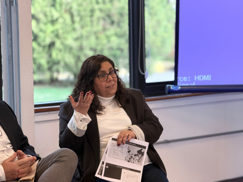 Sara Goldberg (Uruguay Innova y ANII) Goldber habla, sentada; detrás, ventana