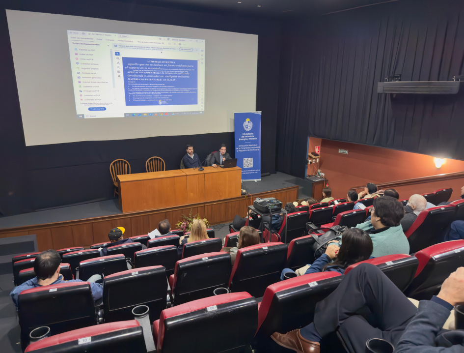 Taller de sensibilización sobre marcas y patentes. Foto: DNPI. Gente sentada mira una pantalla; al fondo, dos personas sentadas detrás de una mesa