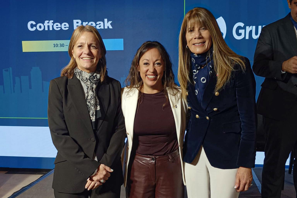 Ministra Fernanda Cardona, ministra Ximena Rincón (Chile) y secretaría María Tettamanti (Argentina) Cardona sonríe, de pie, junto a otras dos autoridades regionales