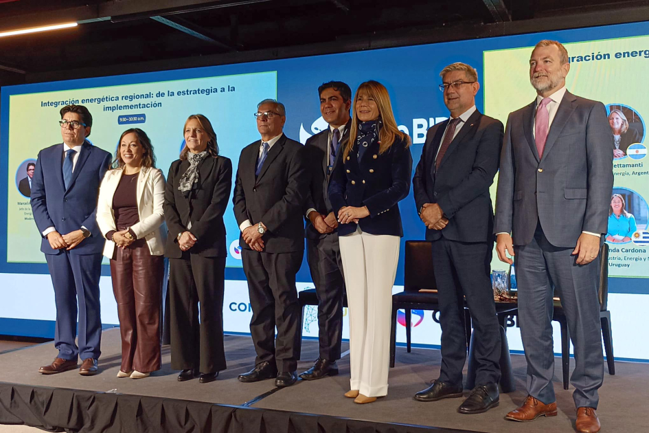 La ministra Fernanda Cardona participó de un panel de autoridades sectoriales Participantes, de pie; detrás, pantalla
