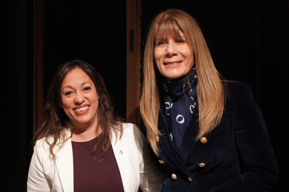 Ministra Fernanda Cardona y ministra de Energía de Chile, Ximerna Rincón Cardona sonríe junto a Rincón