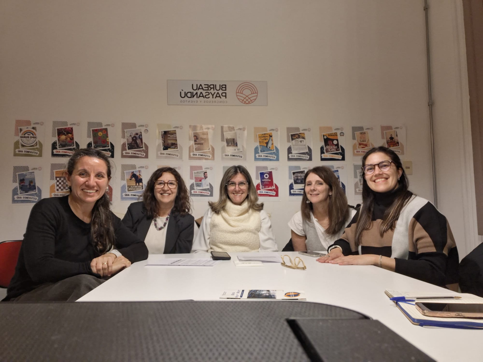Cinco mujeres alrededor de una mesa