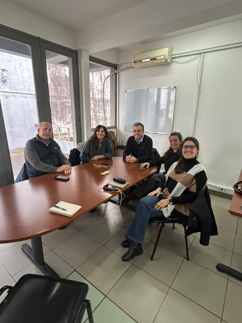 Personas alrededor de una mesa