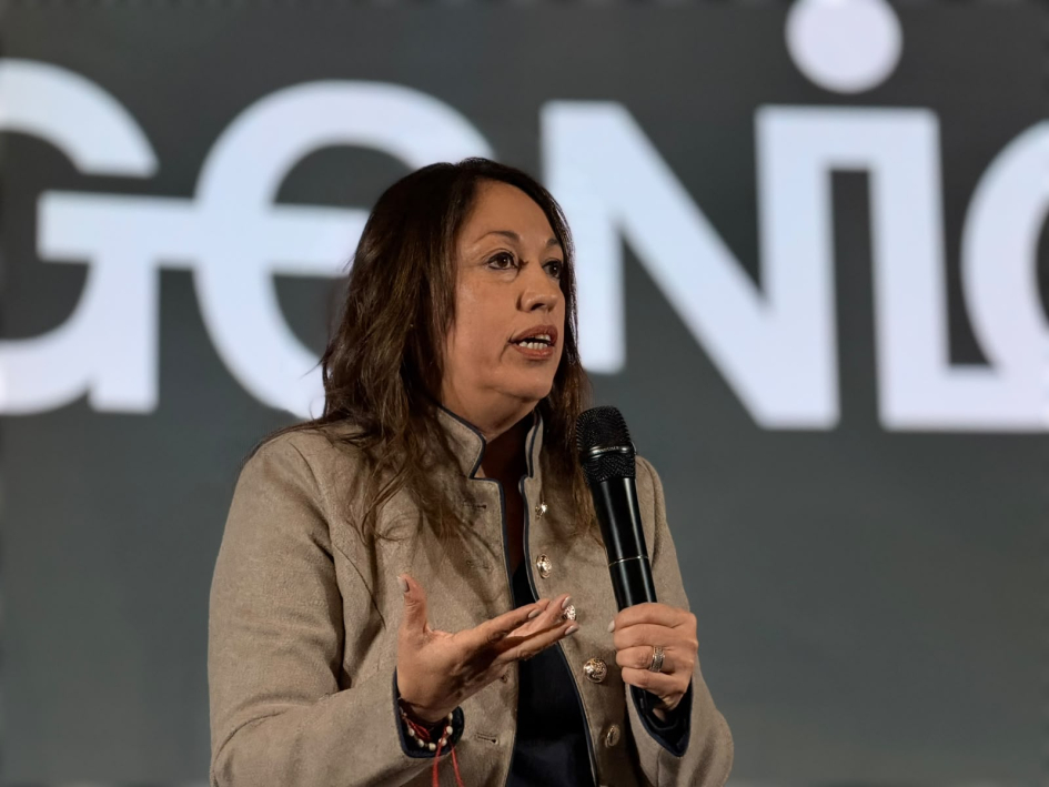 Fernanda Cardona habla a micrófono