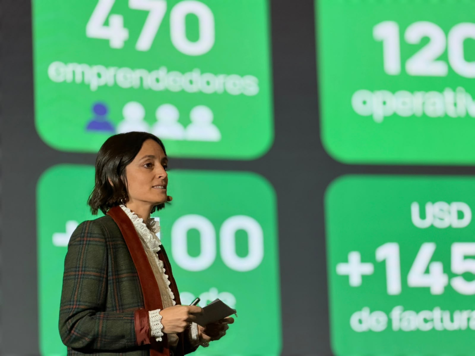 Lucila Arboleya de perfil. Detrás, pantalla con datos sobre la incubadora