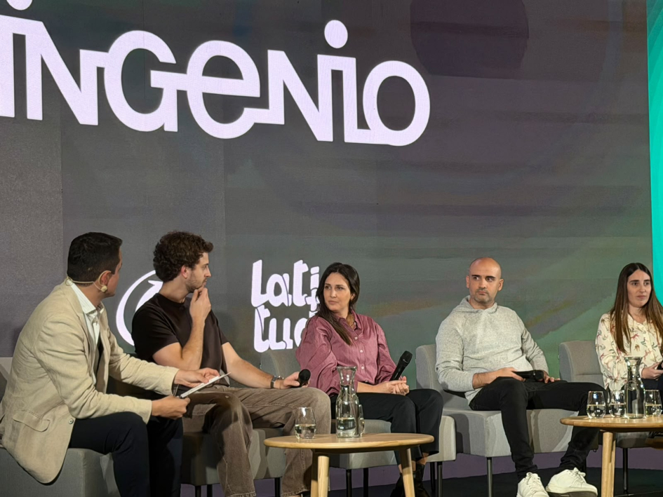 Representantes de empresas incubadas, sentados, dialogan