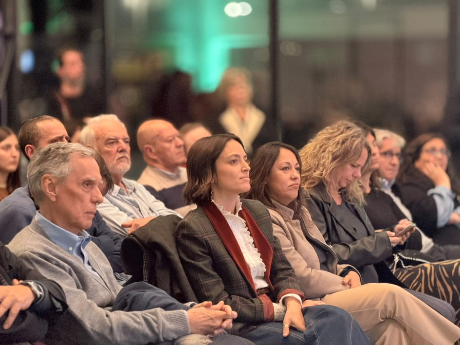 Autoridades sentadas en primera fila.