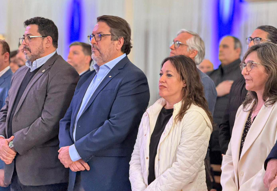 Autoridades participaron de la presentación Autoridades, de pie. De izquierda a derecha Sánchez, Levratto, Cardona y Cabrera