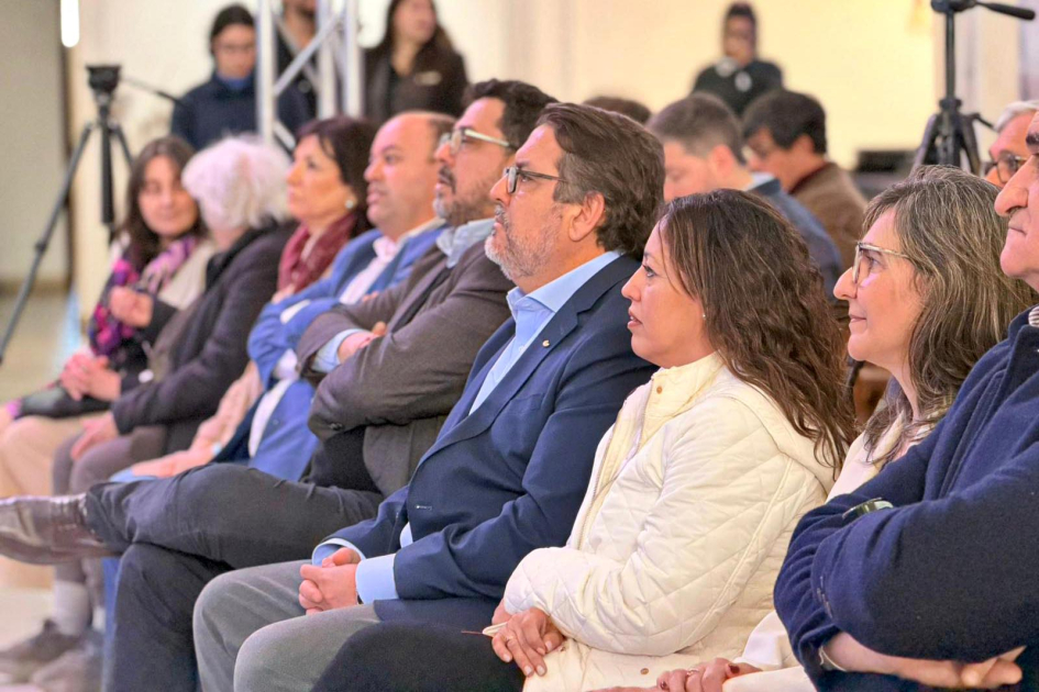Autoridades participaron de la presentación Autoridades, sentadas en primera fila del público