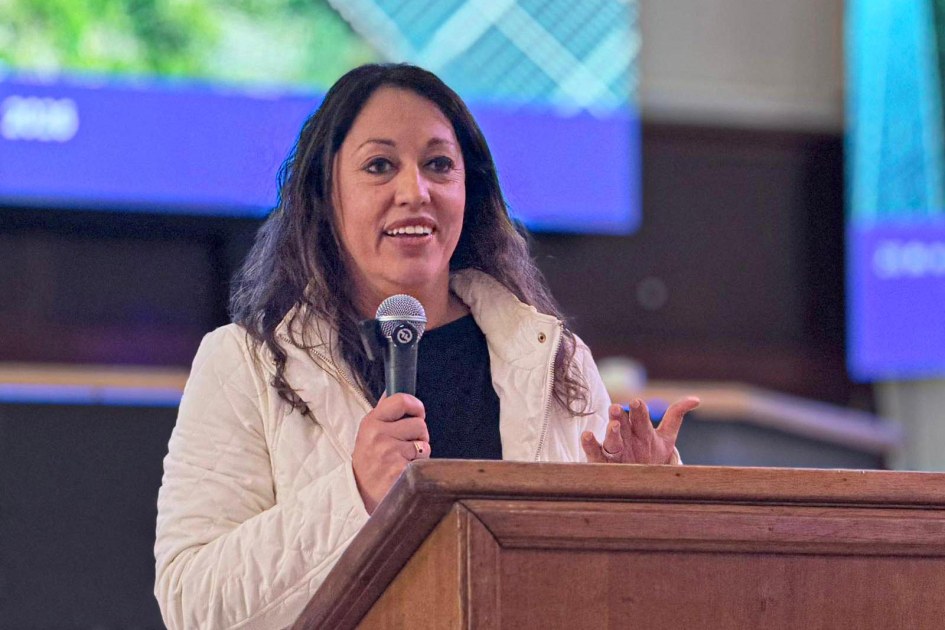 Fernanda Cardona, ministra de Industria, Energía y Minería Cardona habla desde un atril; detrás, banner de UTE