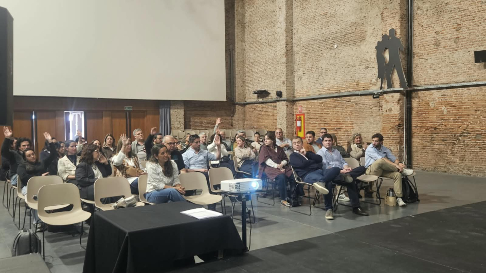 Jornada de Sensibilización en Paysandú Personas sentadas en Espacio Gobbi Paysandú