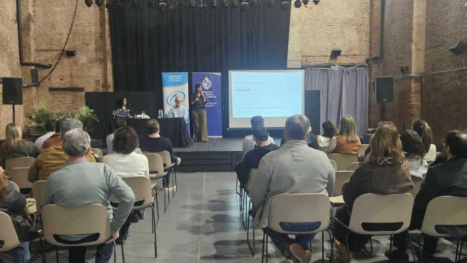 Jornada de Sensibilización en Paysandú: presentación de la jefa de la UPI, Gabriela Schroeder Jefa de la UPI habla al público sentado en el Espacio Gobbi de Paysandú