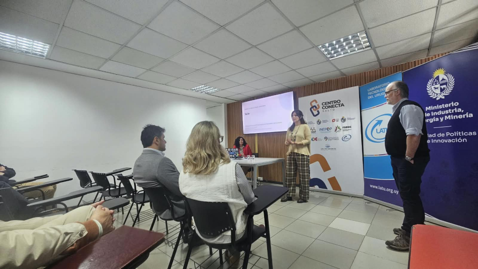 Jornada de Sensibilización en Salto Habla Daniel Pippolo; de espaldas, representantes de Salto Grande e Intendencia de Salto