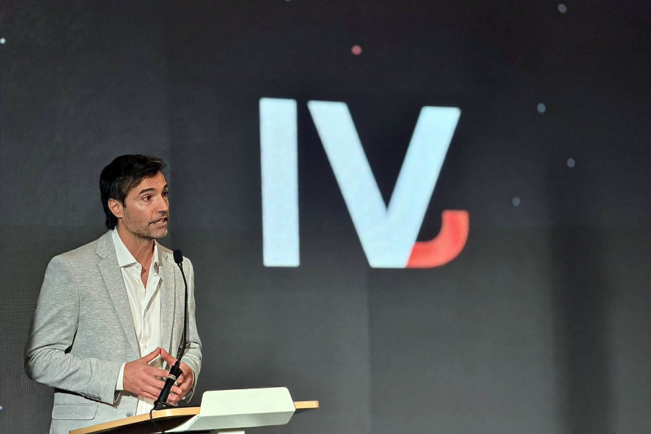 Director ejecutivo del instituto, Diego Garagorry, habla desde un atril; detrás, logo.