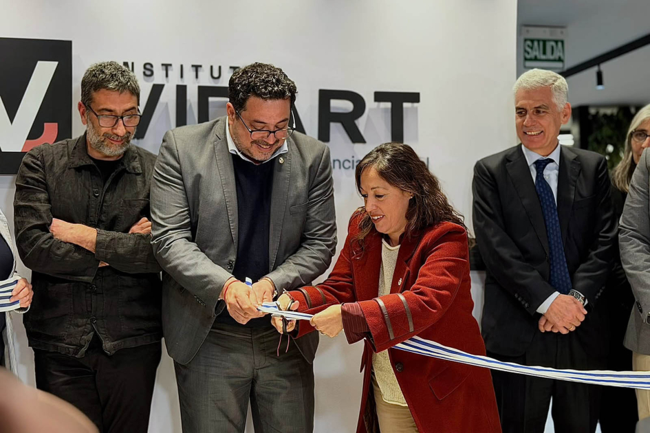 Ministra Fernanda Cardona corta la cinta, junto a autoridades. Detrás, pared con el logo del Institu