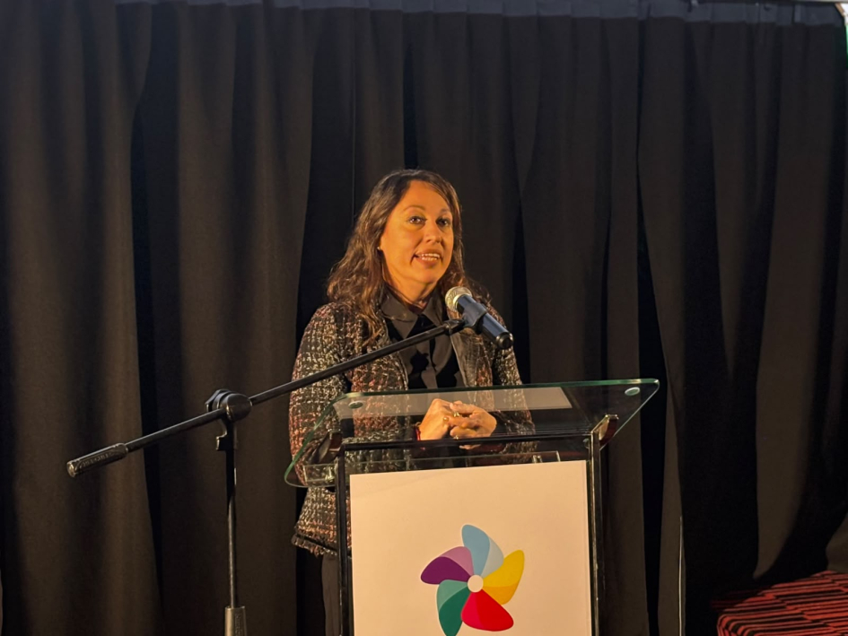 Fernanda Cardona habla en atril de oradores. 
