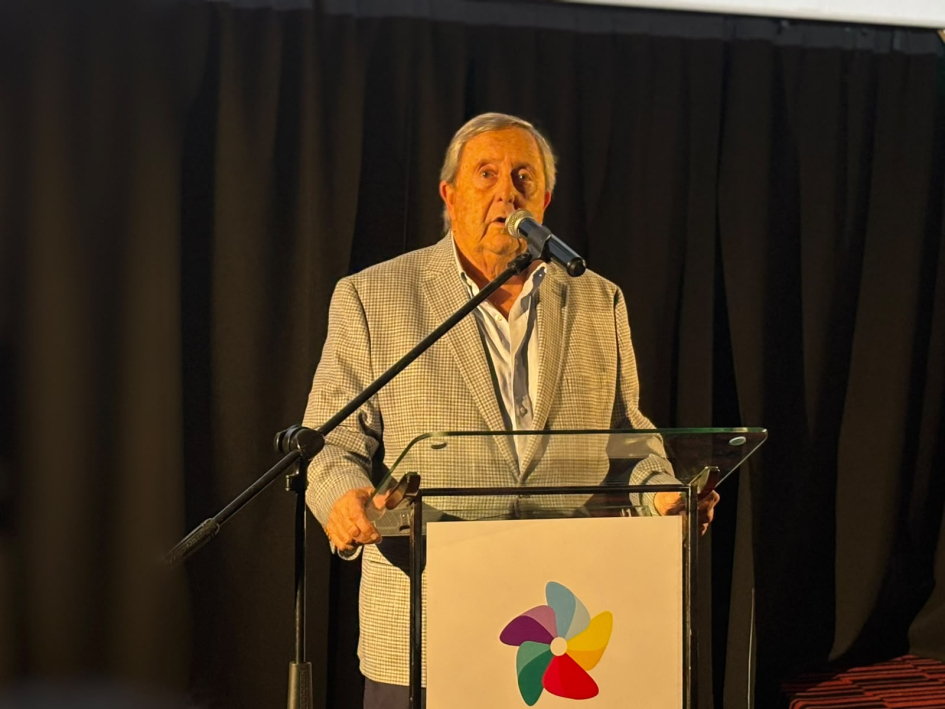 Carlos Lecueder habla en atril de oradores. 