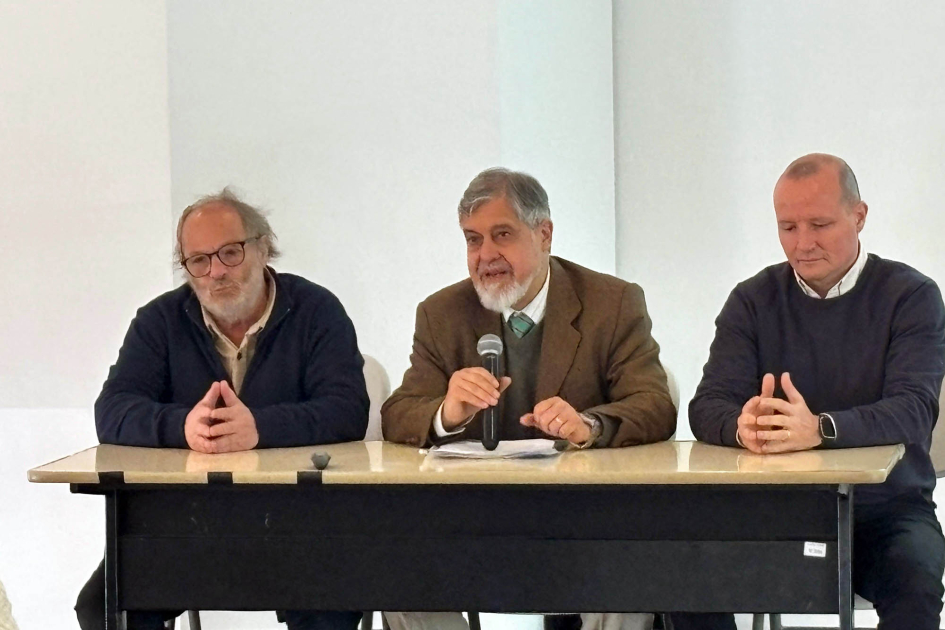 Apertura de la segunda jornada de la XIX Semana de la Calidad Blasina habla en una mesa, junto a Olesker y Cernadas