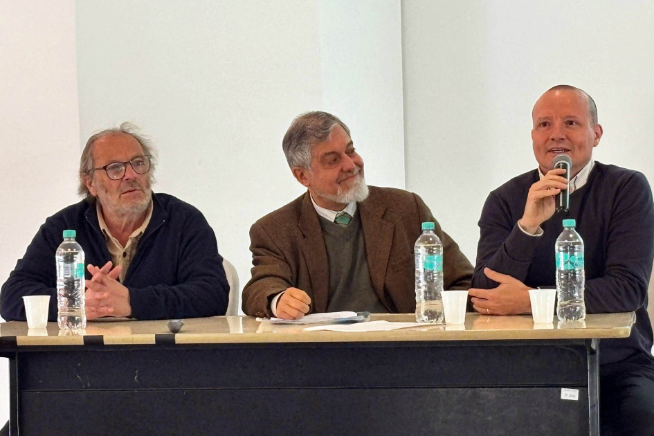 Apertura de la segunda jornada de la XIX Semana de la Calidad Cernadas habla, sentado, junto a Blasina y Olesker