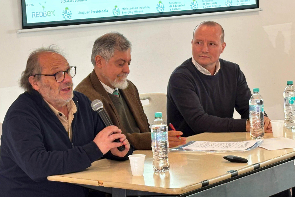 Apertura de la segunda jornada de la XIX Semana de la Calidad Olesker habla en una mesa, junto a Blasina y Cernadas