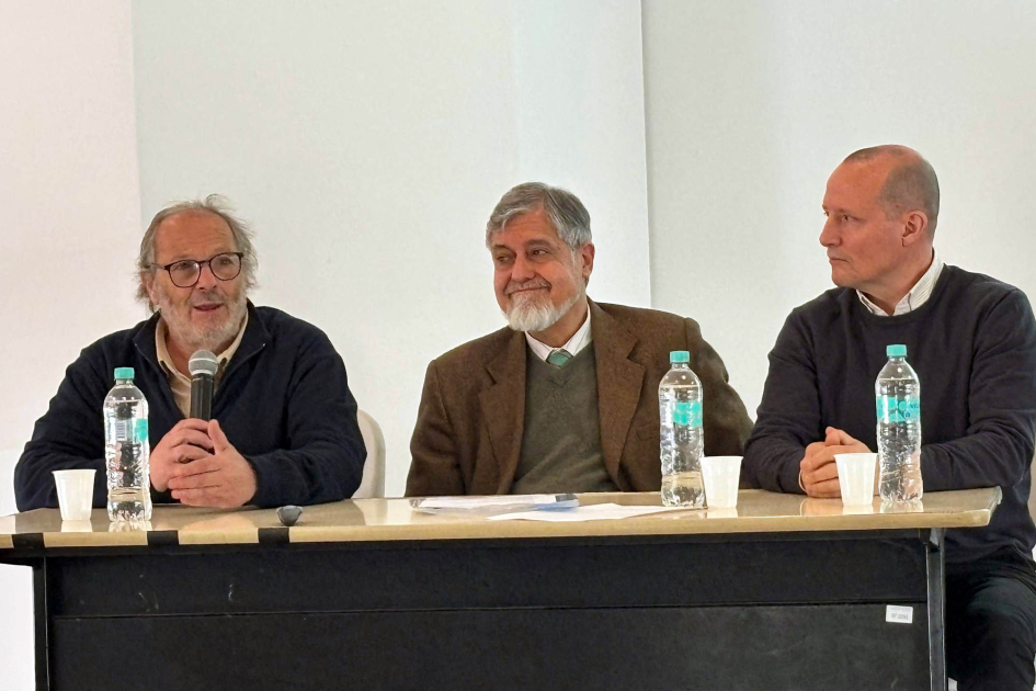 Apertura de la segunda jornada de la XIX Semana de la Calidad Olesker habla, sentado, junto a Blasina y Cernadas