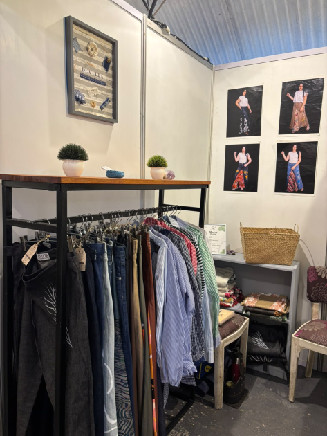 Las artesanías se comercian en el pabellón de Artesanía Uruguay Ropa colgada en perchas