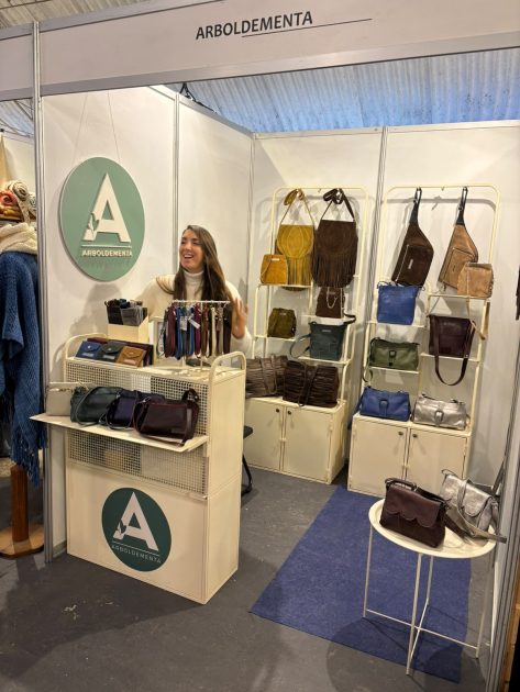 Las artesanías se comercian en el pabellón de Artesanía Uruguay Persona atiende un stand en que se comercian carteras
