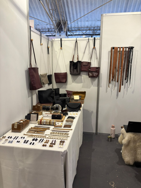 Las artesanías se comercian en el pabellón de Artesanía Uruguay Objetos de cuero en pared y mesa