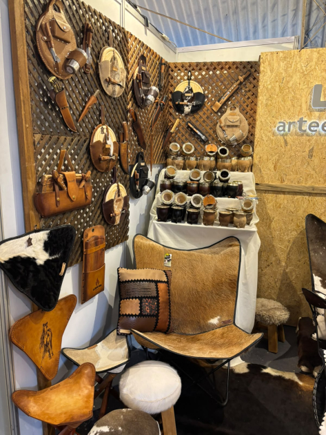 Las artesanías se comercian en el pabellón de Artesanía Uruguay Objetos de cuero