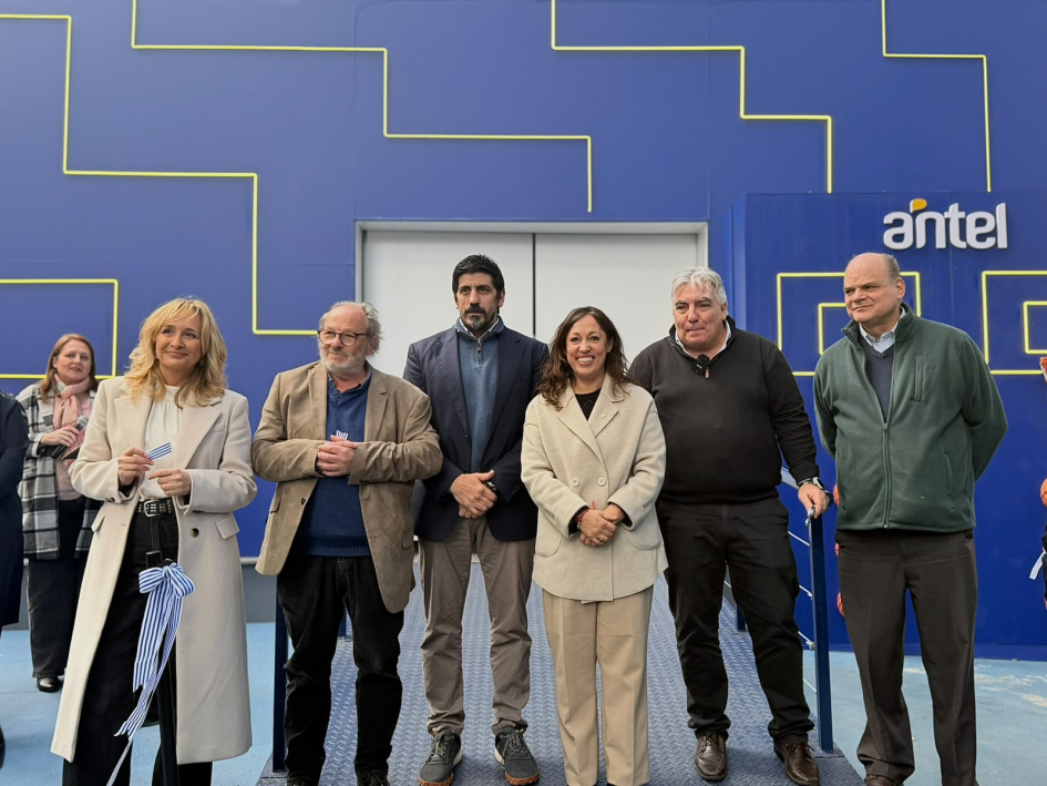 Inauguración del stand de Antel Autoridades de Antel, en el exterior del stand