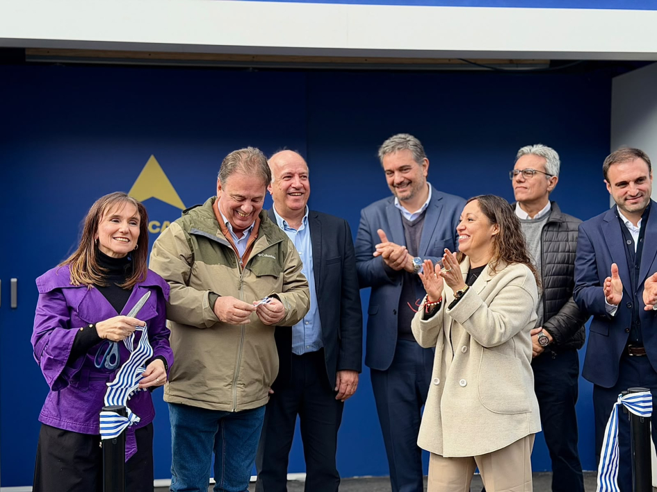 Inauguración del stand de Ancap Autoridades aplauden, fuera del stand de Ancap