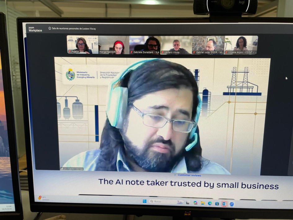 El Dr. Néstor Méndez, de DNPI, participó del evento Hombre con auriculares habla por zoom