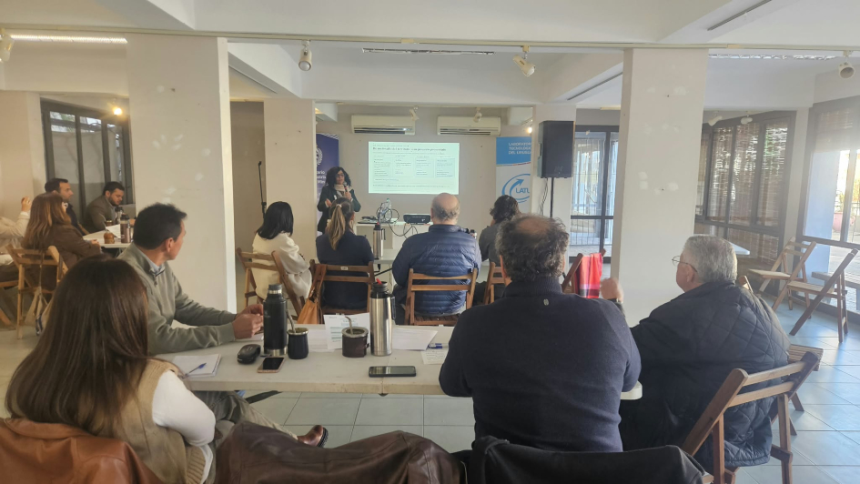 Módulo 1 en Paysandú: la consultora Silvana Papagno expuso ante las y los participantes Silvina Papagno expone; personas sentadas de espaldas miran la presentación