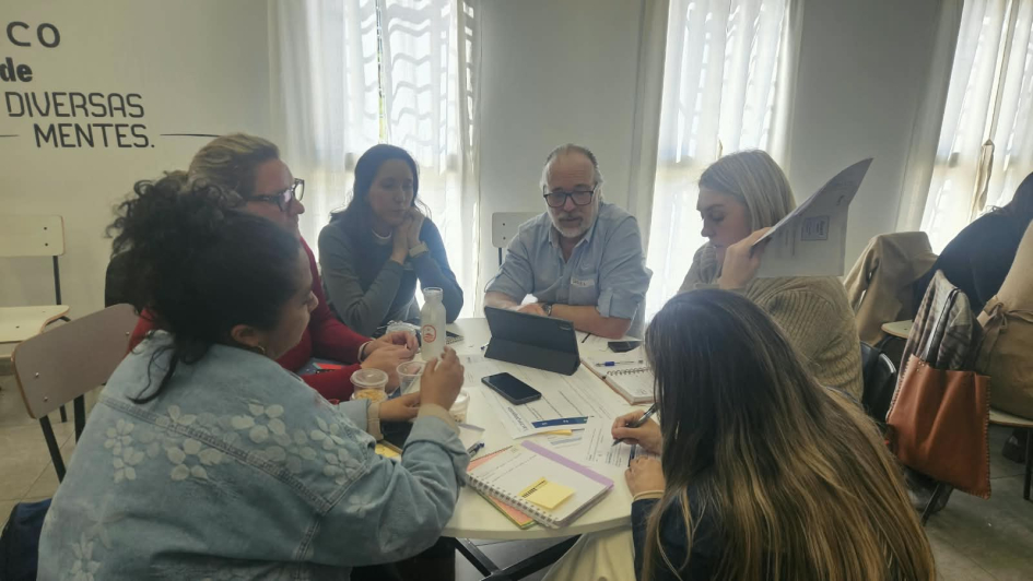 Módulo 1 en Salto: Daniel Pippolo, del LATU, actuó como facilitador Grupo de pesonas alrededor de una mesa.