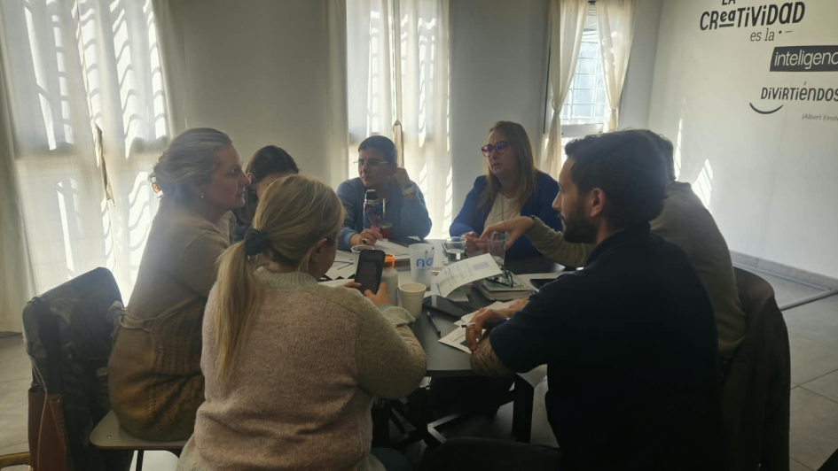 Módulo 1 en Salto: Maximilano Cattani, del LATU, actuó como facilitador Grupo de pesonas alrededor de una mesa.