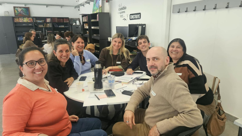 Módulo 1 en Salto: María José Manisse, del MIEM, actuó como facilitadora Grupo de pesonas alrededor de una mesa.