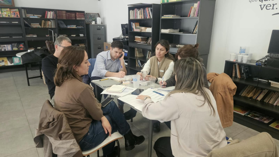 Módulo 1 en Salto: Ángeles Forrisi, de la Intendencia de Salto, actuó como facilitadora Grupo de pesonas alrededor de una mesa. Ángeles Forrisi, de Intendencia de Salto, facilitadora