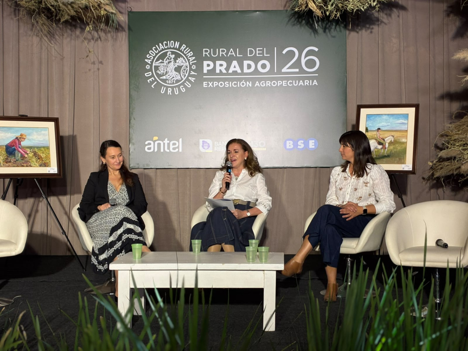 Panel de oradoras, entre ellas, Mariana Ferreira, y Valeria Csukasi