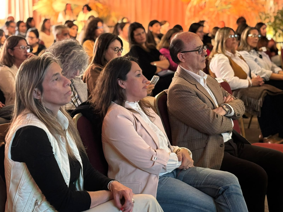 Autoridades sentadas en primera fila, entre elleas, la ministra Fernanda Cardona