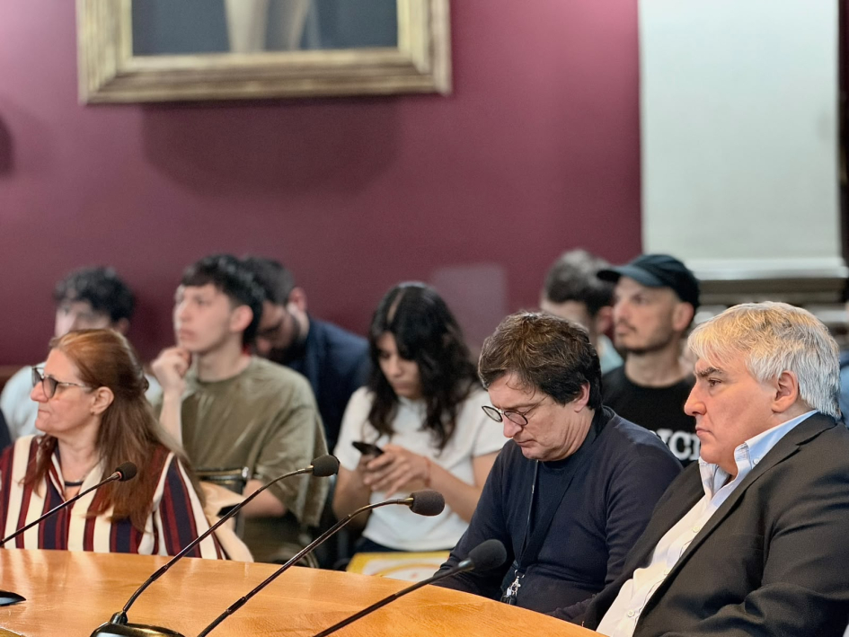 Participantes, sentados y sentadas