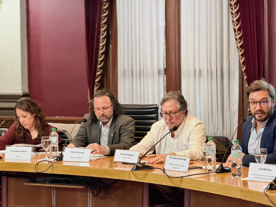 Participantes, sentados en mesa